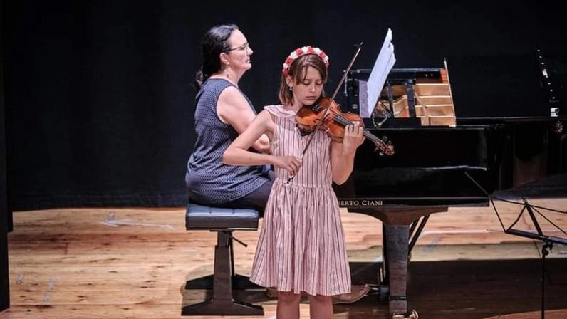 Musicisti in erba: Olimpia Pelletier sopra e accanto Alberto Cartuccia Musicisti in erba: Olimpia Pelletier sopra e accanto Alberto Cartuccia