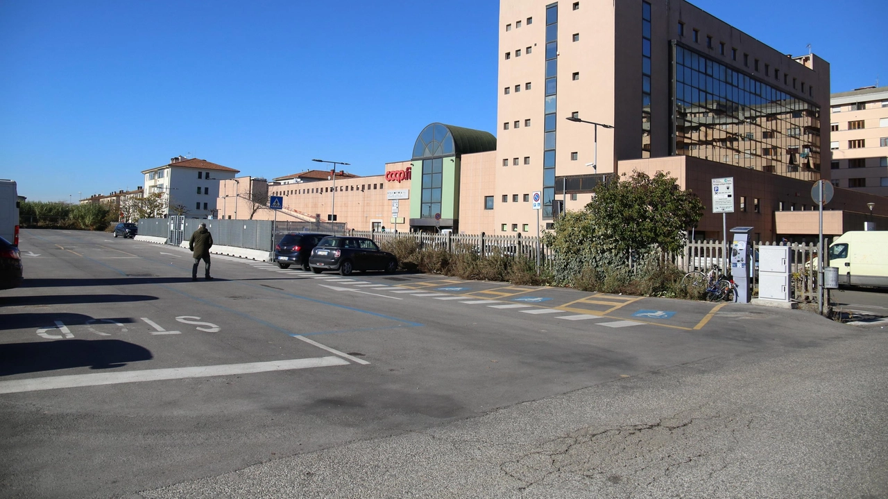 Il parcheggio in zona stazione che nei piani del Comune è destinato a diventare il nuovo bus terminal (foto d’archivio) Il parcheggio in zona stazione che nei piani del Comune è destinato a diventare il nuovo bus terminal (foto d’archivio)