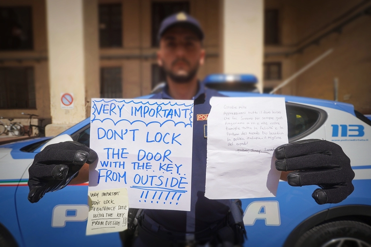 Un poliziotto mostra il biglietto