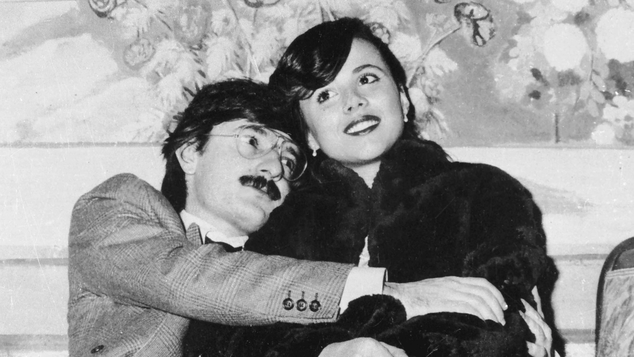 Stefano Baldi e la fidanzata Susanna Cambi uccisi nei campi delle Bartoline dal mostro di Firenze, il delitto di Travalle Sotto la coppia dei fidanzati (ultimi a destra) ritratta in uno scatto felice insieme a quattro amici; a destra Susanna Cambi Stefano Baldi e la fidanzata Susanna Cambi uccisi nei campi delle Bartoline dal mostro di Firenze, il delitto di Travalle Sotto la coppia dei fidanzati (ultimi a destra) ritratta in uno scatto felice insieme a quattro amici; a destra Susanna Cambi