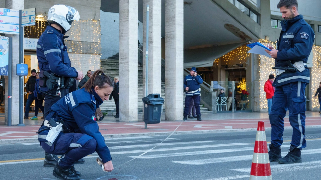 Gli agenti della municipale impegnati nelle operazioni per l’accertamento della dinamica del sinistro di ieri pomeriggio in via Veneto Gli agenti della municipale impegnati nelle operazioni per l’accertamento della dinamica del sinistro di ieri pomeriggio in via Veneto