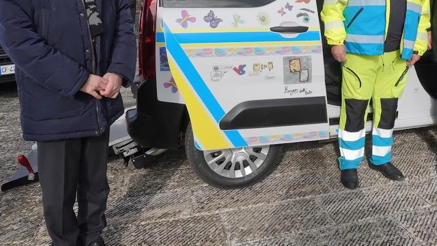 Dopo un’ambulanza, un mezzo attrezzato, per la mobilità dei disabili, ma anche per iniziative sociali, decorato con i disegni di... Dopo un’ambulanza, un mezzo attrezzato, per la mobilità dei disabili, ma anche per iniziative sociali, decorato con i disegni di...