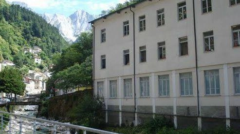 Un’immagine della scuola di Forno, lungo il Frigido, intitolata al comandante partigiano Marcello Garosi