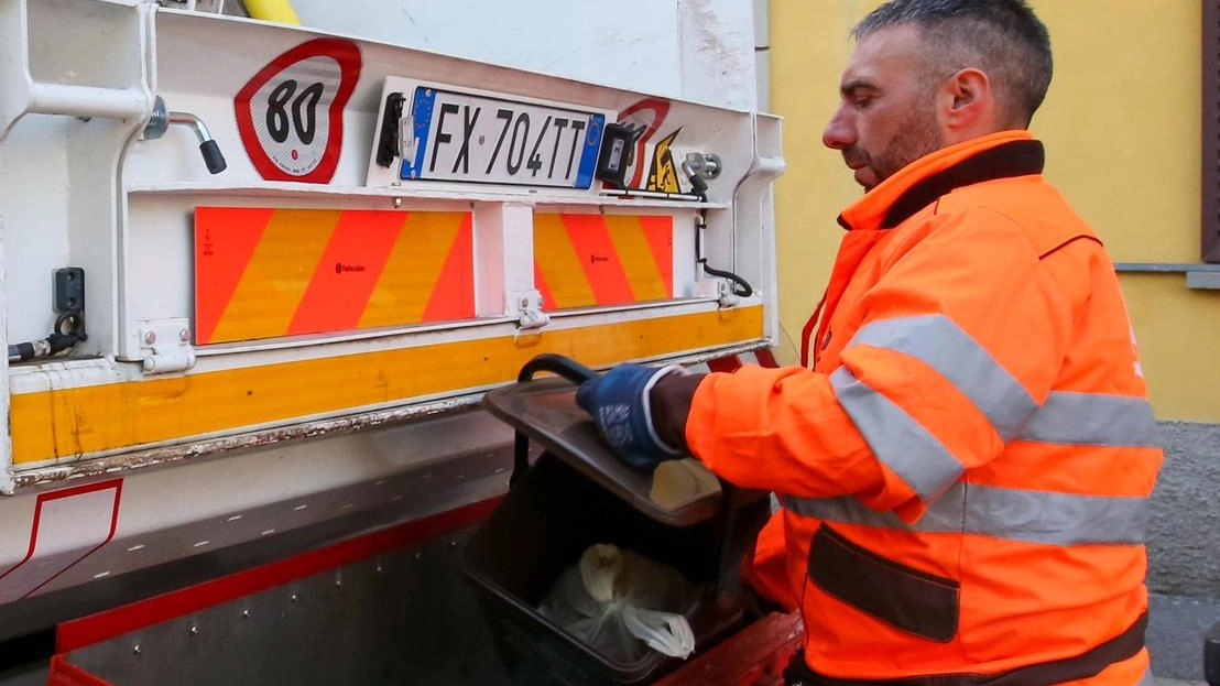 Un operatore di Alia servizi ambientali Un operatore di Alia servizi ambientali