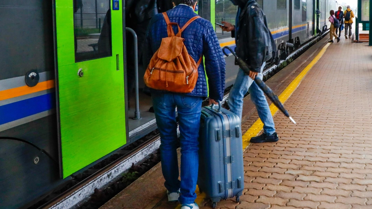 Domenica la manifestazione per chiedere un servizio ferroviario più efficiente: la politica si divide. Tozzi (FdI): "Operazione di propaganda". Mazzetti (FI): "Supportiamo l’iniziativa". Fratture anche a sinistra. Domenica la manifestazione per chiedere un servizio ferroviario più efficiente: la politica si divide. Tozzi (FdI): "Operazione di propaganda". Mazzetti (FI): "Supportiamo l’iniziativa". Fratture anche a sinistra.