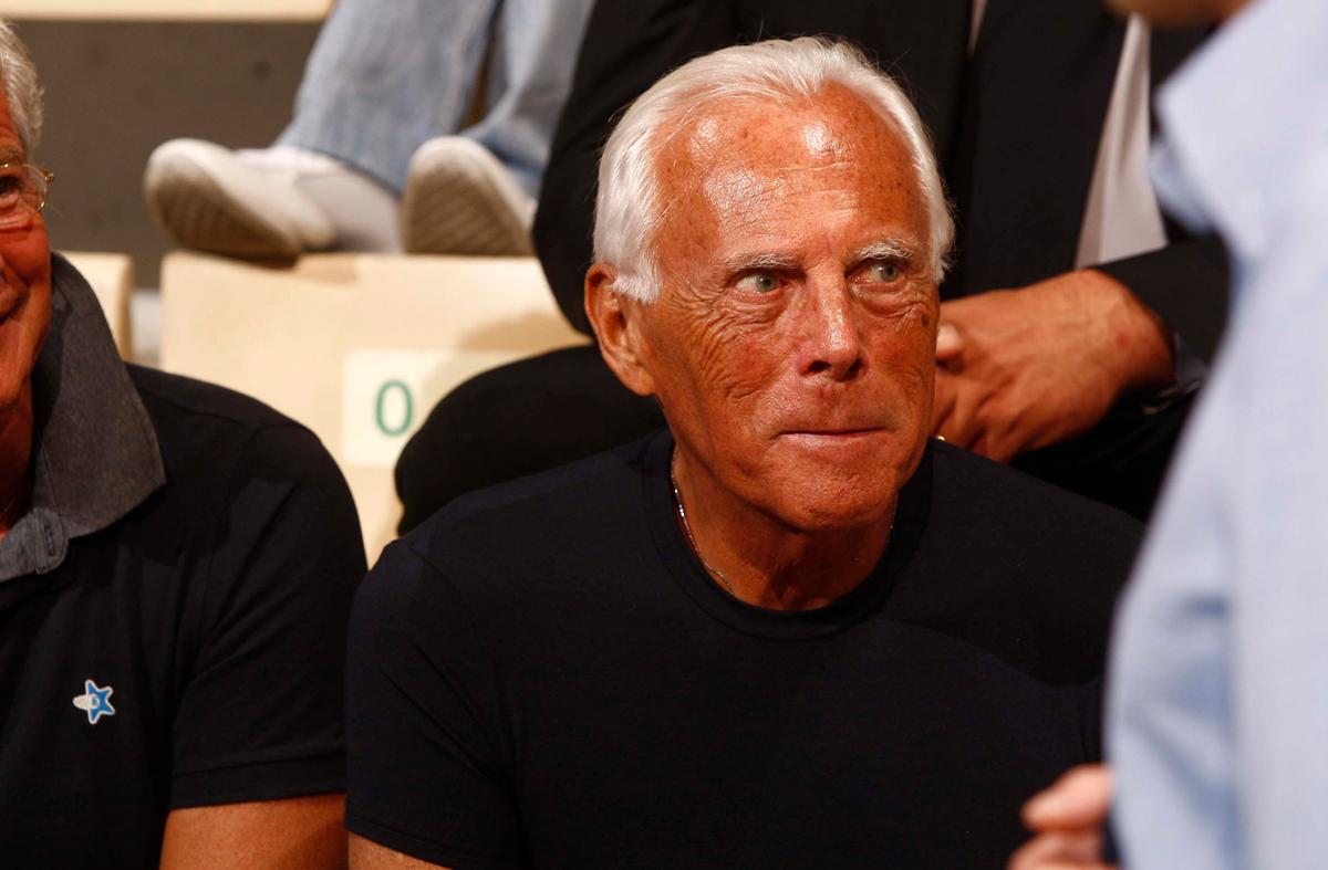 https://www.lanazione.it/image-service/view/acePublic/alias/contentid/NzlmNGJkY2QtYjgxNi00/0/giorgio-armani.jpeg?f=1.90:1&w=1200