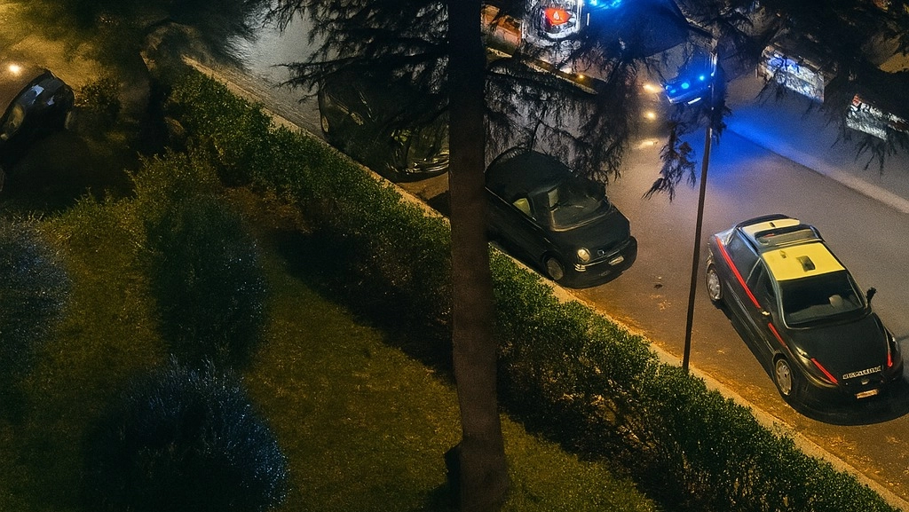 L’arrivo delle forze dell’ordine e delle ambulanze intorno alle 23.40 in via Liguria: i residenti hanno udito rumori che in molti hanno ritenuto potuto essere spari L’arrivo delle forze dell’ordine e delle ambulanze intorno alle 23.40 in via Liguria: i residenti hanno udito rumori che in molti hanno ritenuto potuto essere spari
