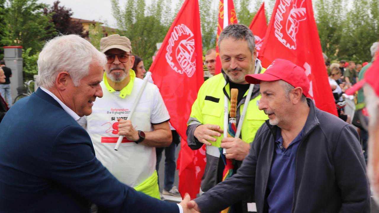 Il presidente della Provincia, Pierucci, al presidio dei lavoratori Valmet Il presidente della Provincia, Pierucci, al presidio dei lavoratori Valmet