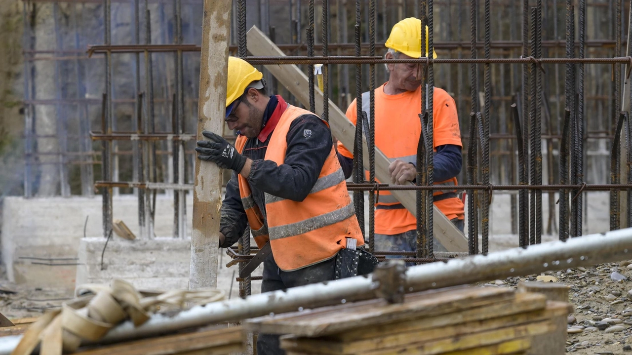 Operai al lavoro per realizzare le casse di laminazione (foto archivio Germogli) Operai al lavoro per realizzare le casse di laminazione (foto archivio Germogli)