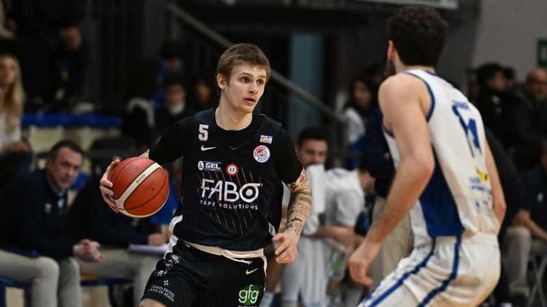 Tautvydas Kupstas ha chiuso con 16 punti la seconda partita in maglia Fabo: al di là della doppia cifra, per il lituano prestazione opaca (Lnp – Pallacanestro Roseto) Tautvydas Kupstas ha chiuso con 16 punti la seconda partita in maglia Fabo: al di là della doppia cifra, per il lituano prestazione opaca (Lnp – Pallacanestro Roseto)
