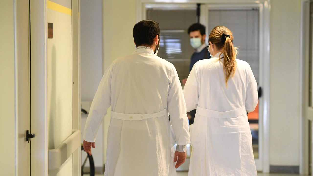 Due medici in una corsia d’ospedale (foto d’archivio)