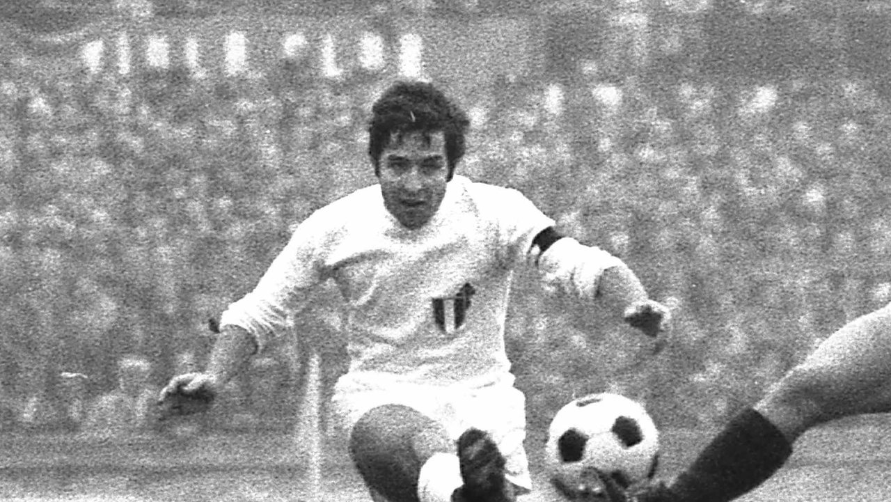 Picchio De Sisti con lo scudetto della Fiorentina (Archivio New Press Photo)