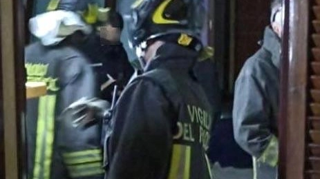 Sul posto sono intervenuti i vigili del fuoco e i sanitari Sul posto sono intervenuti i vigili del fuoco e i sanitari