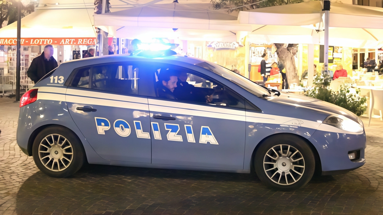 Nell’immatgine d’archivio, un intervento notturno della polizia Le forze dell’ordine sono state subito allertate dopo l’aggressone in piazza Frilli, dove una sedicenne è stata ferita con una coltellata Nell’immatgine d’archivio, un intervento notturno della polizia Le forze dell’ordine sono state subito allertate dopo l’aggressone in piazza Frilli, dove una sedicenne è stata ferita con una coltellata