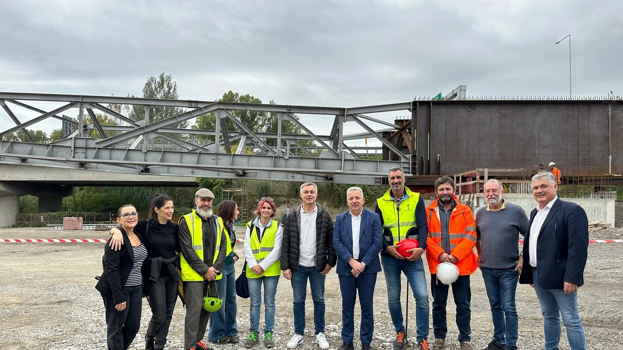 Il gruppo di tecnici della Provincia dal nuovo ponte Il gruppo di tecnici della Provincia dal nuovo ponte