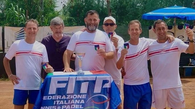 La squadra Over 50 del Circolo Tennis Firenze che ha conquistato lo scudetto superando il Tc Sanvito nell’ultima giornata per 2-0 La squadra Over 50 del Circolo Tennis Firenze che ha conquistato lo scudetto superando il Tc Sanvito nell’ultima giornata per 2-0