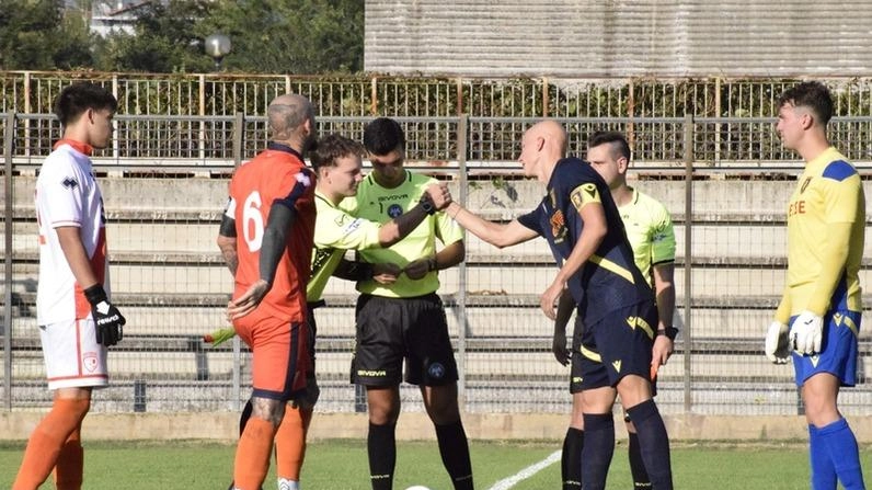 Saluti di inizio gara fra il capitano della Pistoiese Bertolo e quello del Figline Torrini Saluti di inizio gara fra il capitano della Pistoiese Bertolo e quello del Figline Torrini