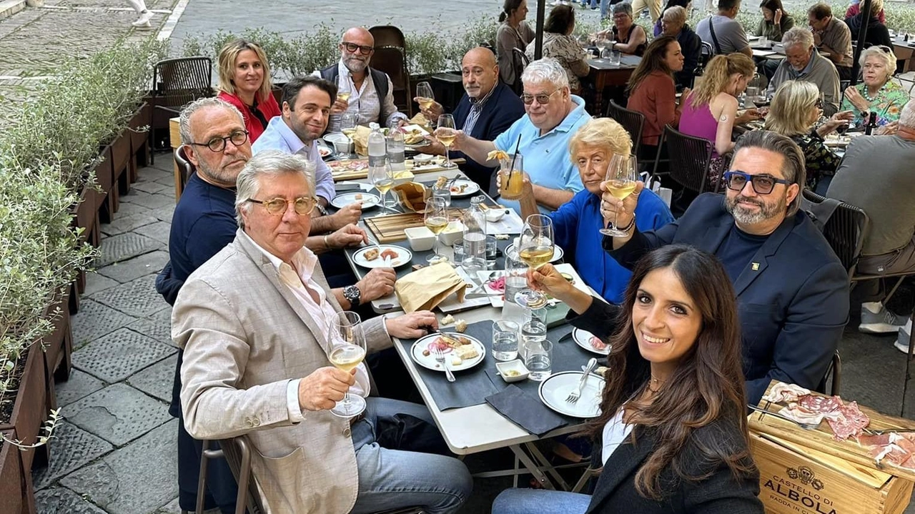 Sara Pugliese con la sua squadra e i vertici del partito nel post sui social Sara Pugliese con la sua squadra e i vertici del partito nel post sui social