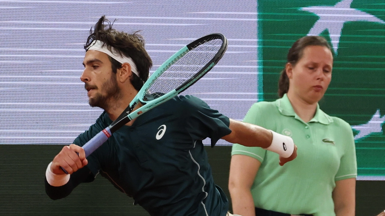 Lorenzo Musetti si ritira durante la semifinale con Alcaraz al Roland Garros 2025