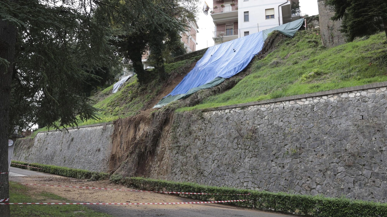Il cedimento ha interessato la scarpata a ridosso di un palazzo di via Mentana, proprio dietro la tribuna del camposcuola Il cedimento ha interessato la scarpata a ridosso di un palazzo di via Mentana, proprio dietro la tribuna del camposcuola