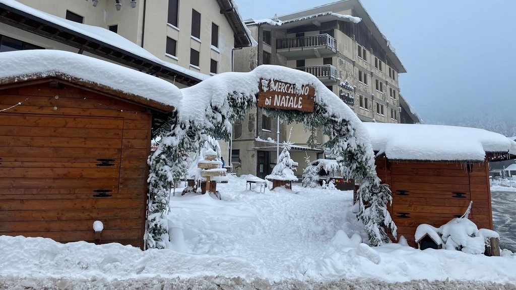 La piazza innevata dell’Abetone La piazza innevata dell’Abetone