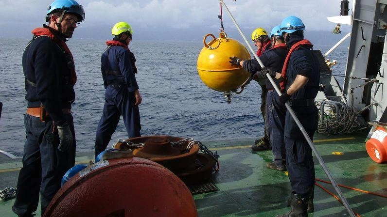 Grazie all’ausilio di Nave Alliance, unità navale della Marina militare, è stato possibile riposizionare la stazione profonda del Distretto ligure delle tecnologie marine Grazie all’ausilio di Nave Alliance, unità navale della Marina militare, è stato possibile riposizionare la stazione profonda del Distretto ligure delle tecnologie marine