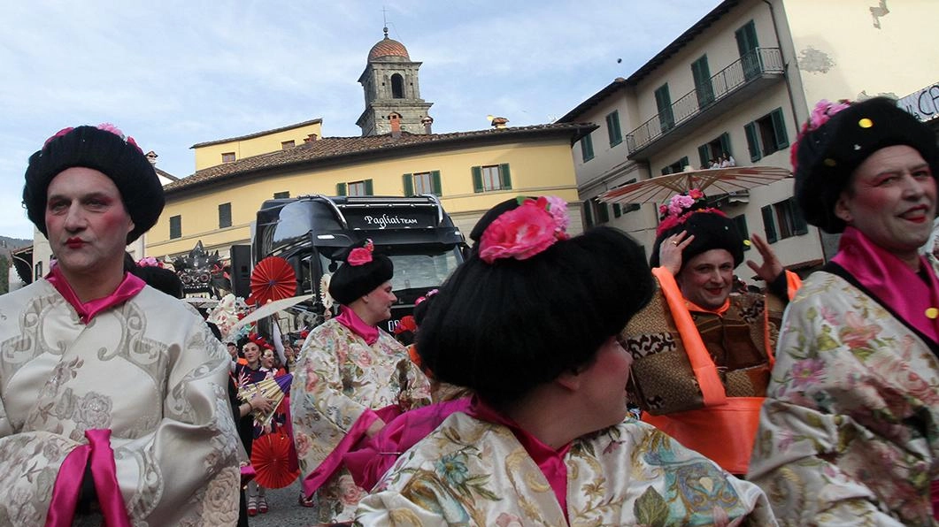 Ricco programma per domani nella piazza di San Marcello: con la banda, le maschere e i giochi. Confcommercio premierà l’allestimento più bello dei negozi in gara. Divertimento fino a sera.