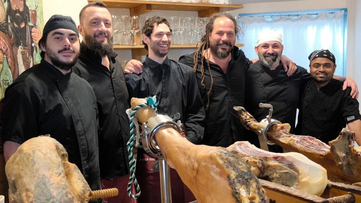 Aperto nel 2012 è uno dei locali più in voga. Il titolare: "Ho viaggiato molto, adesso ho realizzato il desiderio di avere un’attività tutta mia". Tra le eccellenze: prosciutti selezionati tagliati al coltello.