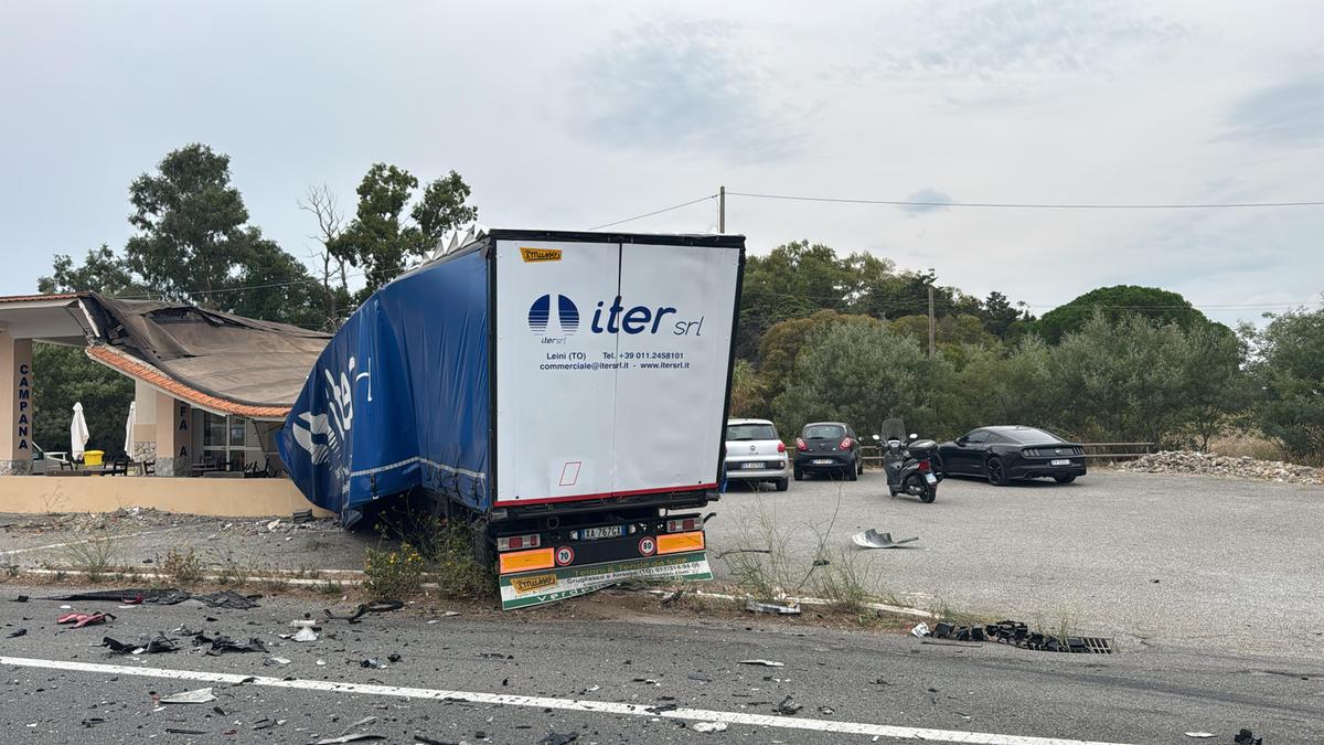 https://www.lanazione.it/image-service/view/acePublic/alias/contentid/ODA4YmRjMDctNzFkMi00/0/il-camion-coinvolto-nello-scontro-lungo-l-aurelia-a-capalbio.jpeg?f=1.91:1&w=1200