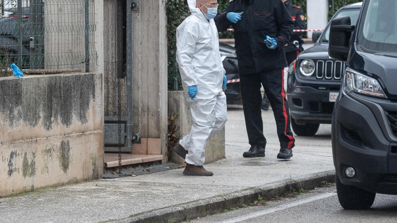 La tragedia di Gaifana, nella chiesetta di Boschetto l’ultimo saluto all’uomo che ha sparato alla moglie e poi si è tolto la vita. La tragedia di Gaifana, nella chiesetta di Boschetto l’ultimo saluto all’uomo che ha sparato alla moglie e poi si è tolto la vita.