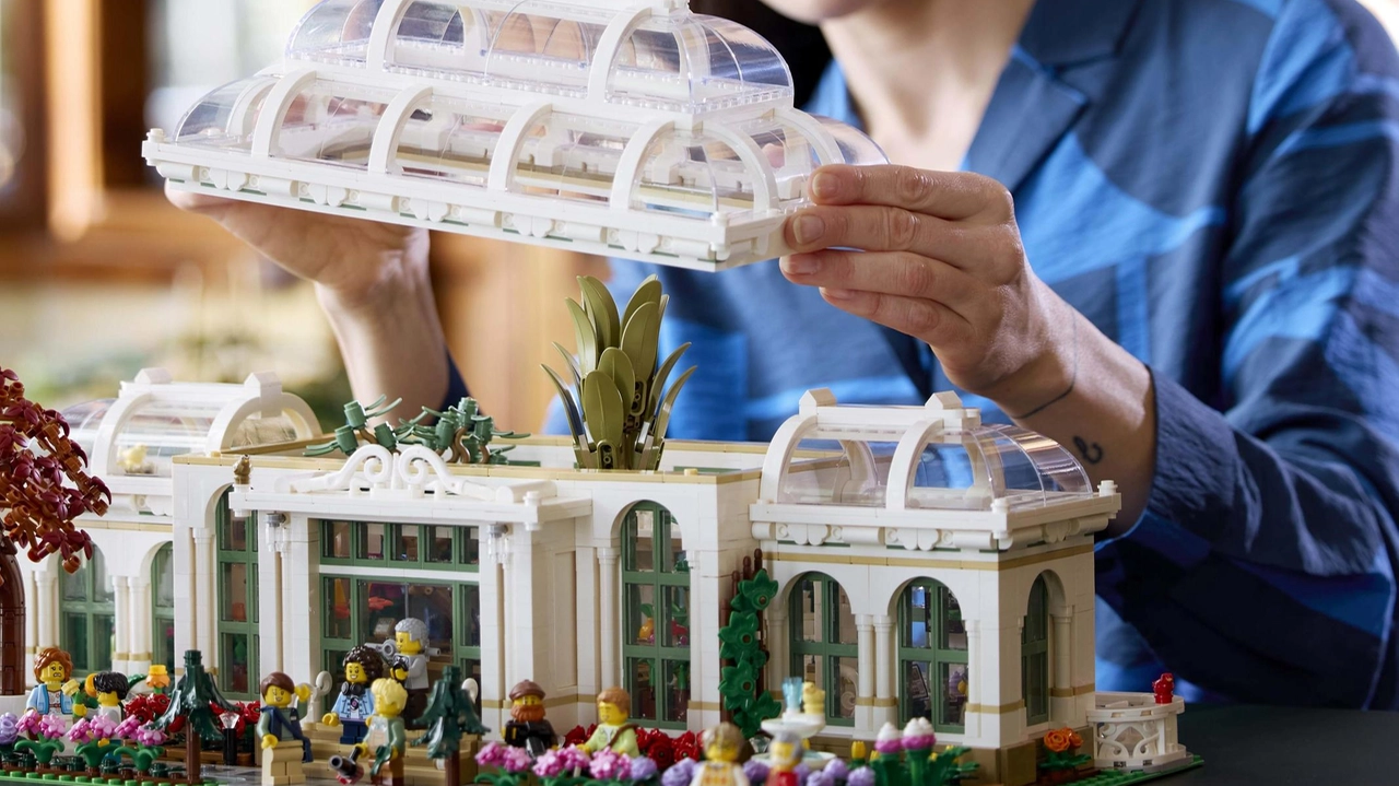 Lego Italia apre il primo pop-up store a Lucca Comics&Games, con sorprese per i fan e incontri con designer. Parata cosplay e anteprima mondiale del set Lego Ideas Il Giardino Botanico. Lego Italia apre il primo pop-up store a Lucca Comics&Games, con sorprese per i fan e incontri con designer. Parata cosplay e anteprima mondiale del set Lego Ideas Il Giardino Botanico.