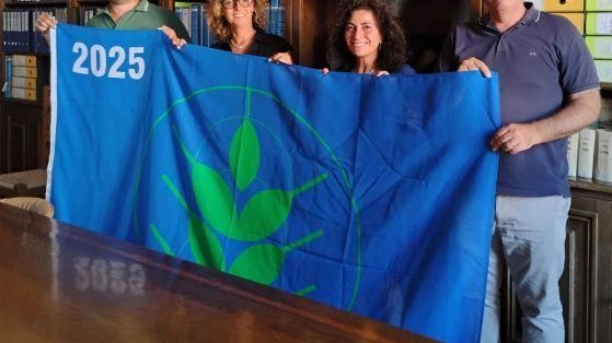 Gli amministratori di Massa Marittima mostrano con orgoglio la bandiera con la ’Spiga Verde’ di nuovo conquistata Gli amministratori di Massa Marittima mostrano con orgoglio la bandiera con la ’Spiga Verde’ di nuovo conquistata