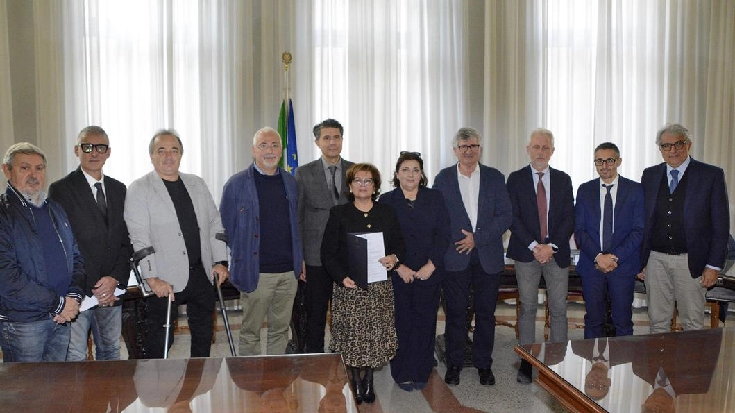 La presentazione del protocollo per la sicurezza con i rappresentanti delle istituzioni che lo hanno firmato in Prefettura La presentazione del protocollo per la sicurezza con i rappresentanti delle istituzioni che lo hanno firmato in Prefettura