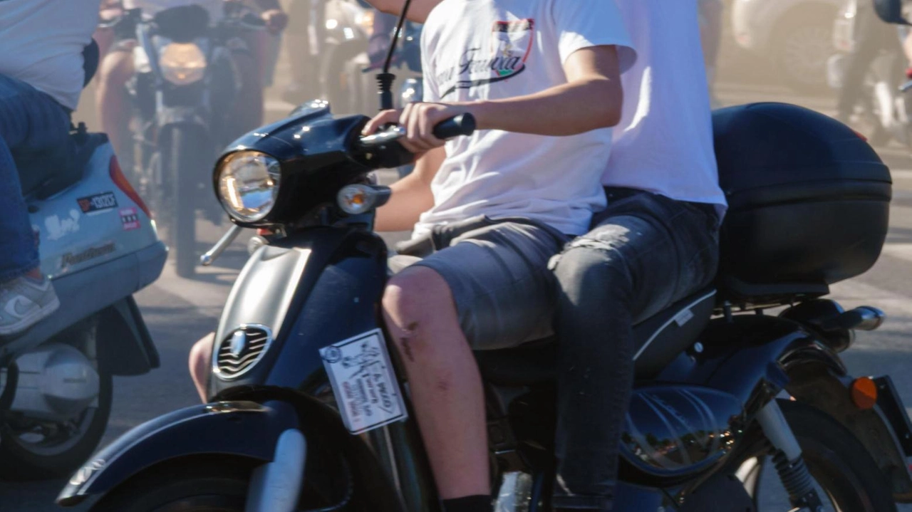 Sabato pomeriggio un centinaio di tifosi ha atteso giocatori e tecnici davanti all’Nh Hotel per accompagnare la squadra verso il Picco con la scooterata Sabato pomeriggio un centinaio di tifosi ha atteso giocatori e tecnici davanti all’Nh Hotel per accompagnare la squadra verso il Picco con la scooterata