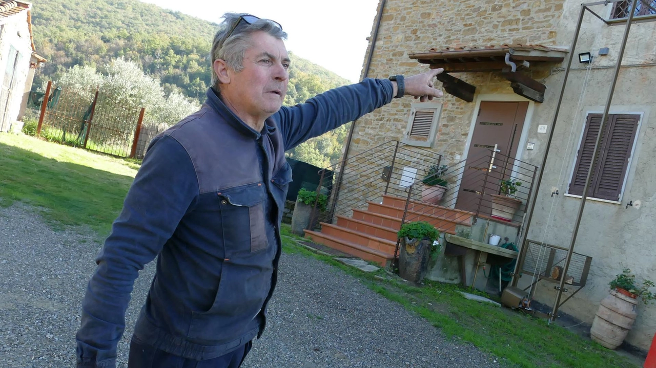 Il fabbro Sandro Mugnai indica la casa teatro dello scontro mortale con il vicino albanese Gezim Dodoli Il fabbro Sandro Mugnai indica la casa teatro dello scontro mortale con il vicino albanese Gezim Dodoli