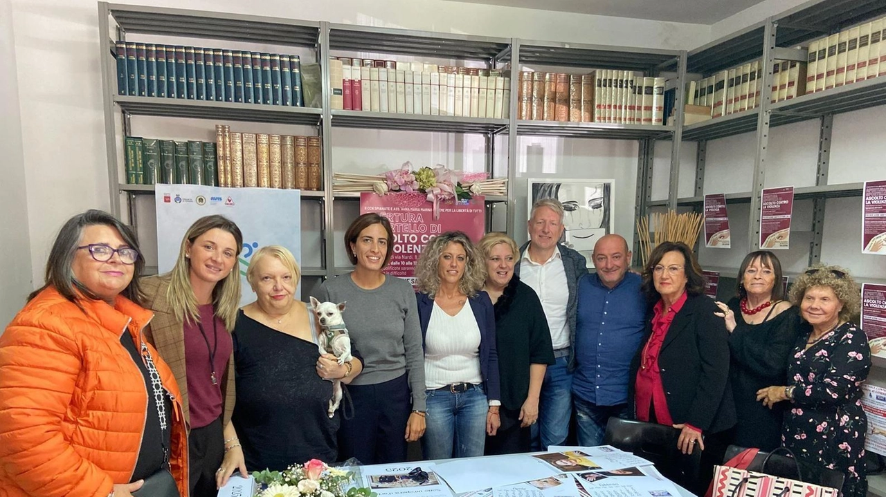 Un momento dell’apertura del nuovo centro per l’ascolto contro la violenza Presente anche la sindaca di Altopascio Un momento dell’apertura del nuovo centro per l’ascolto contro la violenza Presente anche la sindaca di Altopascio
