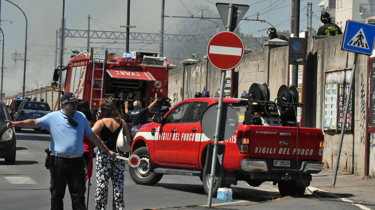 Il focolaio sarebbe partito dal gazebo nel giardino di un’abitazione, dove sotto c’era uno scooter. Viabilità bloccata e auto in sosta sgomberate. Sul posto vigili del fuoco, polizia locale e sanitari del 118. . Il focolaio sarebbe partito dal gazebo nel giardino di un’abitazione, dove sotto c’era uno scooter. Viabilità bloccata e auto in sosta sgomberate. Sul posto vigili del fuoco, polizia locale e sanitari del 118. .