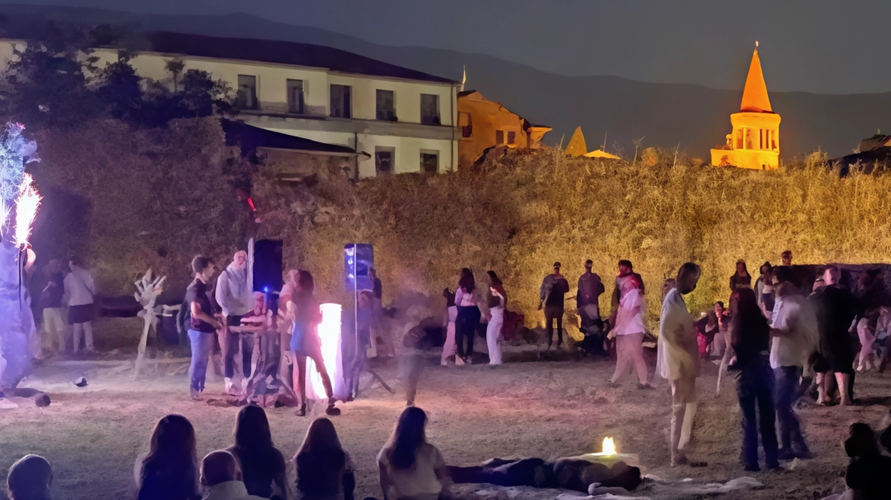 L'associazione "I Citti del Fare" porta Edoardo Bennato, Max Gazzè e Paolo Ruffini al Berta Music Festival a Sansepolcro, in una serata all'insegna della musica e del relax. L'evento, riproposto per il 2024, si svolgerà negli Orti Sociali del Bastione, con cocktail, musica live e dj set. Un momento importante per l'Alta Valle del Tevere, anticipando la notte di San Lorenzo. L'associazione "I Citti del Fare" porta Edoardo Bennato, Max Gazzè e Paolo Ruffini al Berta Music Festival a Sansepolcro, in una serata all'insegna della musica e del relax. L'evento, riproposto per il 2024, si svolgerà negli Orti Sociali del Bastione, con cocktail, musica live e dj set. Un momento importante per l'Alta Valle del Tevere, anticipando la notte di San Lorenzo.