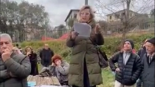 La sindaca durante il sit in di protesta contro l’antenna a Fresonara La sindaca durante il sit in di protesta contro l’antenna a Fresonara