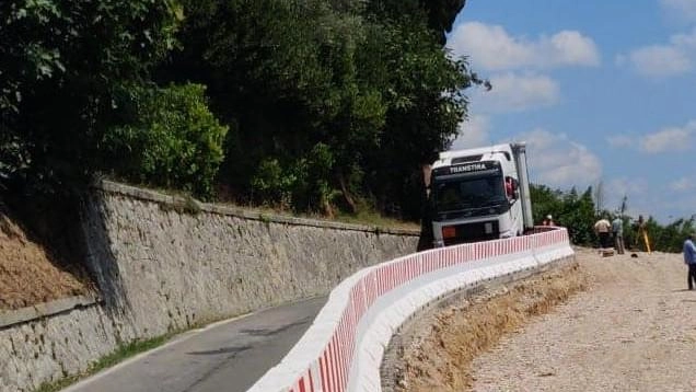 Il mezzo pesante ha bloccato la strada di collegamento fra le due parti di Colle. Danneggiato seriamente il muro di cinta dell’ex seminario di San Francesco. Il mezzo pesante ha bloccato la strada di collegamento fra le due parti di Colle. Danneggiato seriamente il muro di cinta dell’ex seminario di San Francesco.
