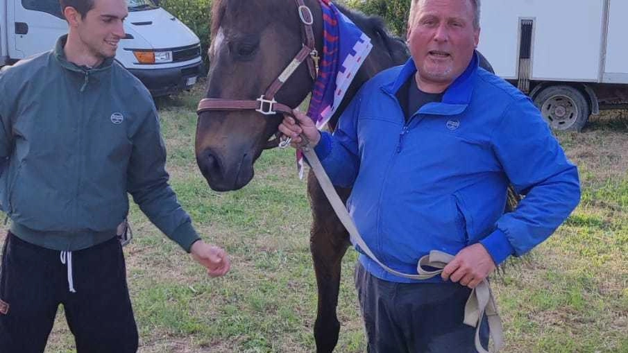 Alessandro Cersosimo con Stefano Vanni e il cavallo Unamore dopo la vittoria del palio di Bomarzo 2023