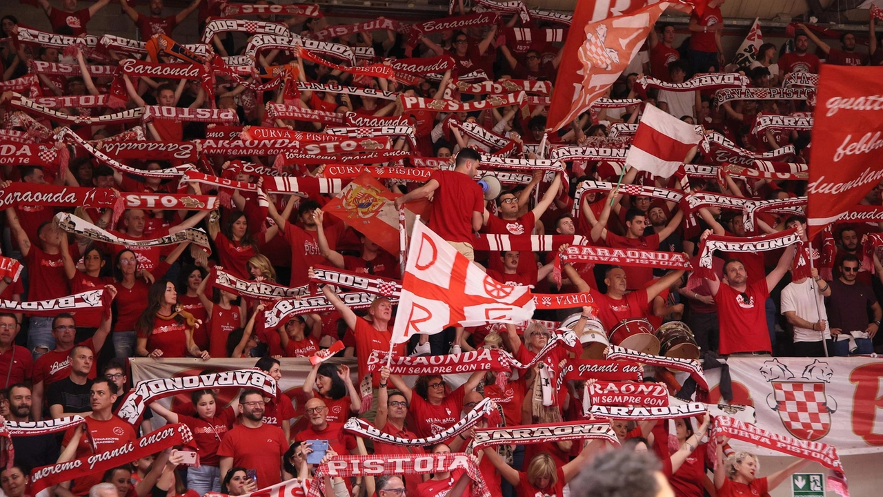Tifosi biancorossi al PalaCarrara Tifosi biancorossi al PalaCarrara