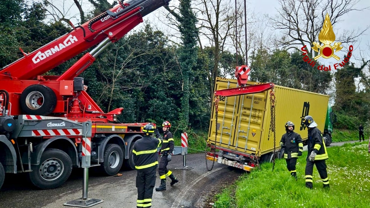 Il camion finito fuori strada e l'intervento dei vigili del fuoco con l'autogru