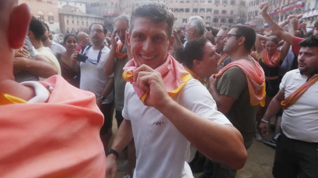 Duccio Marsili, campione del mondo di pattinaggio, in piazza del Campo subito dopo la vittoria del Palio