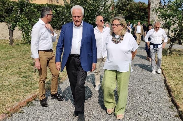 https://www.lanazione.it/image-service/view/acePublic/alias/contentid/ODBhNWM1NDktOWQ5MS00/0/i-nuovi-giardini-di-celle-inaugurato-il-restauro-del-parco-settecentesco-orgoglio-per-la-toscana.jpeg