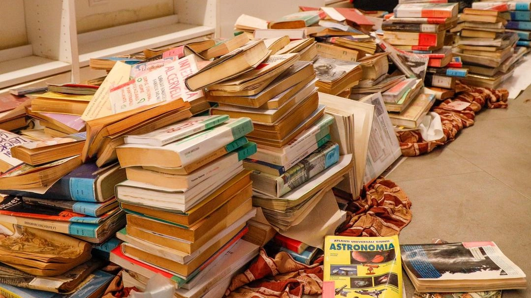 La biblioteca CiviCa di Calenzano duramente colpita dal maltempo e dalle inondazioni. Volontari e personale al lavoro La biblioteca CiviCa di Calenzano duramente colpita dal maltempo e dalle inondazioni. Volontari e personale al lavoro