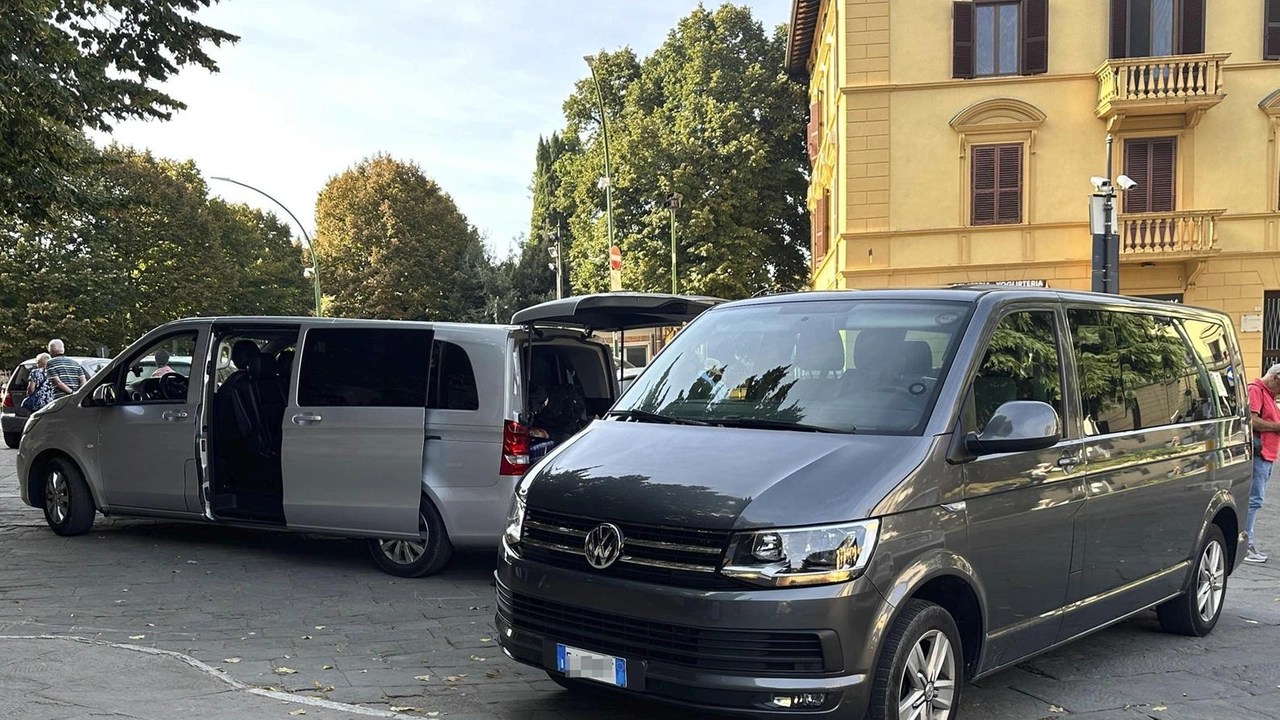 Due mezzi Ncc in sosta nella piazza davanti alla basilica di San Domenico, liberata da alcuni mesi dalla sosta delle auto Due mezzi Ncc in sosta nella piazza davanti alla basilica di San Domenico, liberata da alcuni mesi dalla sosta delle auto