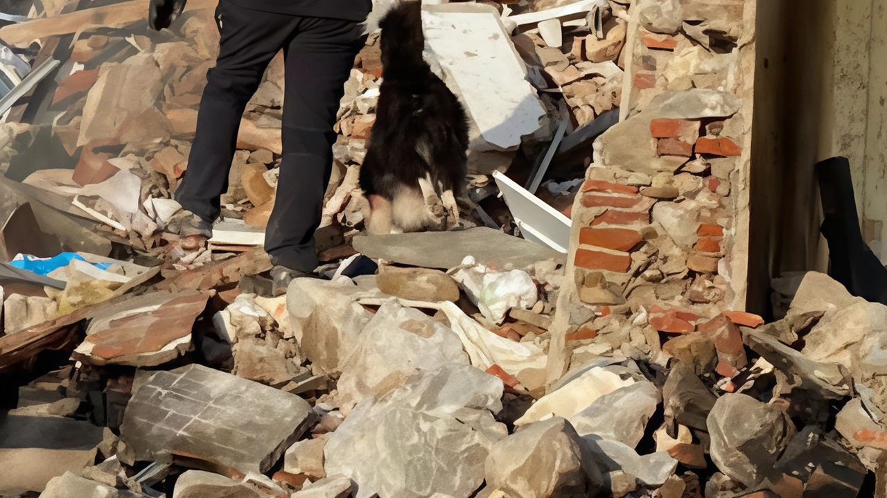 Un sopralluogo sulle rovine degli edifici a Torre, all’epoca della tragica esplosione del 27 ottobre 2022 costata la vita a tre persone (foto Alcide)