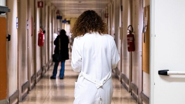Una dottoressa in ospedale (Foto archivio Ansa) Una dottoressa in ospedale (Foto archivio Ansa)