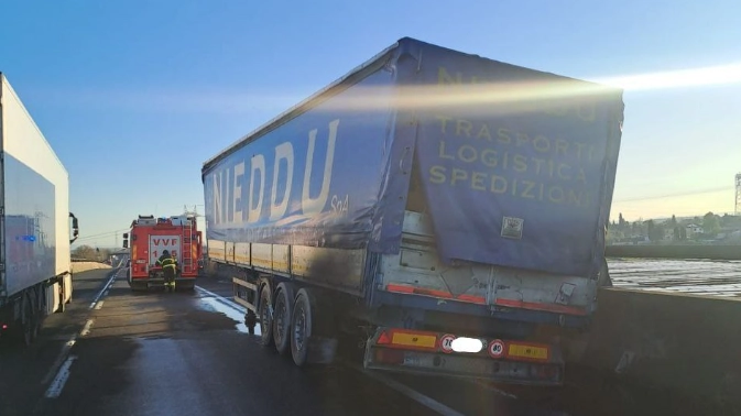 Il camion che ha preso fuoco in Fipili nella mattina di venerdì 17 gennaio (Fonte: Muoversi in Toscana) Il camion che ha preso fuoco in Fipili nella mattina di venerdì 17 gennaio (Fonte: Muoversi in Toscana)